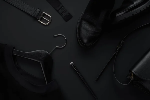 Vêtements Accessoires Monochromes Noirs Avec Équipement Beauté Sur Fond Sombre — Photo