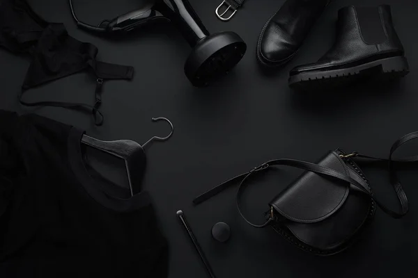 Schwarze Monochrome Kleidung Und Accessoires Mit Beauty Equipment Auf Dunklem — Stockfoto