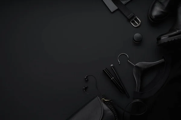 Fekete Monokromatikus Ruhák Kiegészítők Kozmetikai Felszereléssel Sötét Háttéren Fekete Péntek — Stock Fotó