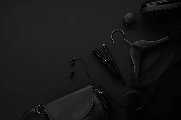 Vêtements Accessoires Monochromes Noirs Avec Équipement Beauté Sur Fond Sombre — Photo