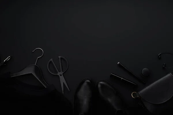 Μαύρα Μονοχρωματικά Ρούχα Και Αξεσουάρ Εξοπλισμό Ομορφιάς Σκούρο Φόντο Μαύρη — Φωτογραφία Αρχείου