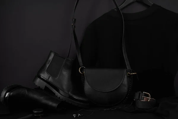 Μαύρα Μονοχρωματικά Ρούχα Και Αξεσουάρ Εξοπλισμό Ομορφιάς Σκούρο Φόντο Μαύρη — Φωτογραφία Αρχείου