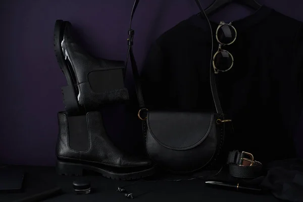 Chelsea Stiefel Mit Ledertasche Und Shirt Kleid Dunkler Komposition Nahsicht — Stockfoto