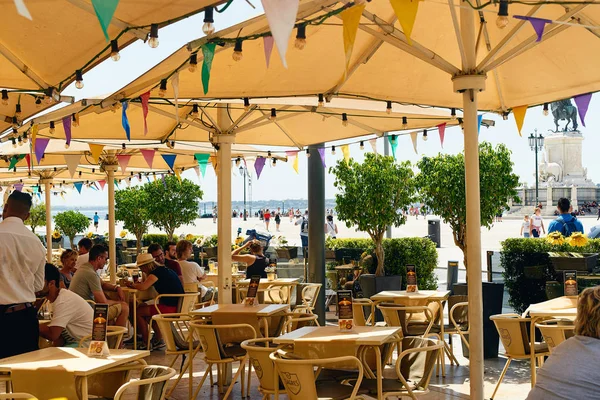 Lisbonne Portugal Août 2019 Les Gens Reposent Sur Terrasse Restaurant — Photo