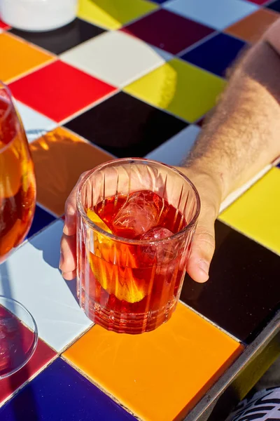 Męska Ręka Trzymająca Szkło Koktajlem Negroni Pobliżu Aperol Spritz Nad — Zdjęcie stockowe