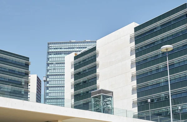 Stedelijk Zicht Hedendaagse Gebouwen Zonnige Dag Lissabon Portugal — Stockfoto