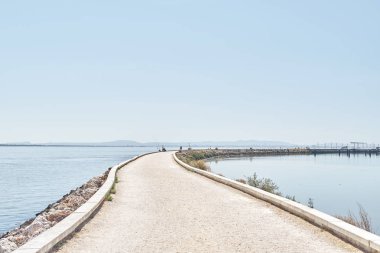 Güneşli bir günde Vasco da Gama yakınlarındaki Tagus nehrine bakın. 