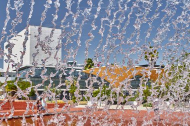 Lizbon 'daki Oceanarium yakınlarında su fıskiyeleri 