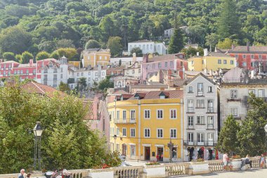 Sintra, Portekiz - 30 Ağustos 2019: Eski ortaçağ cepheleriyle şehir merkezine bakın 