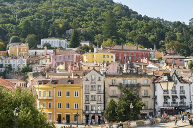 Sintra, Portekiz - 30 Ağustos 2019: Eski ortaçağ cepheleriyle şehir merkezine bakın 