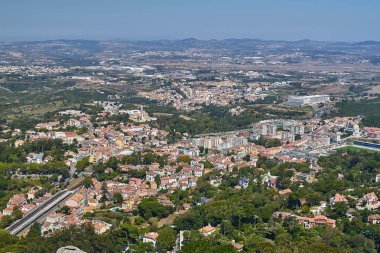 Sintra Ulusal Sarayı ve turistik yerleri olan Sintra bölgesinde görüntüle 