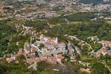 Sintra Ulusal Sarayı ve turistik yerleri olan Sintra bölgesinde görüntüle 
