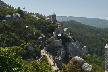 Sintra, Portekiz - 31 Ağustos 2019: Fas Kalesi ve tepenin çevresi 