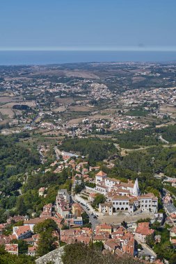 Sintra Ulusal Sarayı ve turistik yerleri olan Sintra bölgesinde görüntüle 