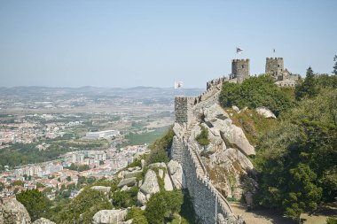 Sintra, Portekiz - 31 Ağustos 2019: Fas Kalesi ve tepenin çevresi 