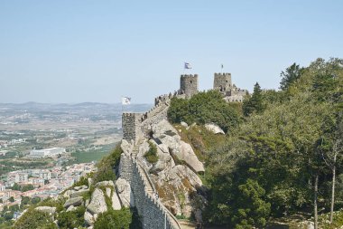 Sintra, Portekiz - 31 Ağustos 2019: Fas Kalesi ve tepenin çevresi 