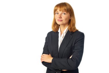 Koyu renk ceket ve beyaz gömlek giymiş genç bir ofis çalışanı kollarını kavuşturup gülümserken kameraya bakıyor.  