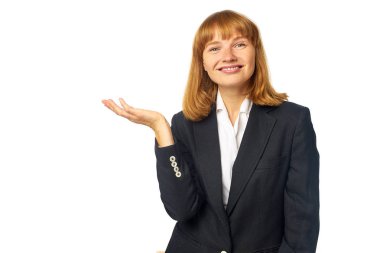 Koyu renk ceket ve beyaz gömlek giymiş genç bir ofis çalışanı. 