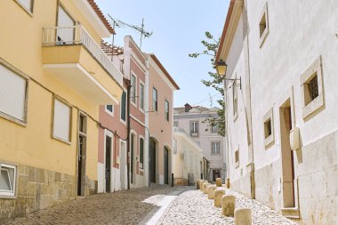Cascais, Portekiz - 31 Ağustos 2019: Güneşli bir günde eski bir kasabada sokak 