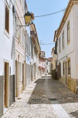 Cascais, Portekiz - 31 Ağustos 2019: Güneşli bir günde eski bir kasabada sokak 