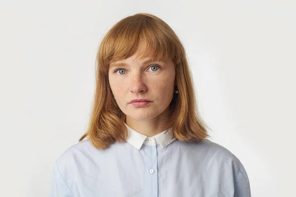 Portrét Mladé Modelky Zázvorovými Vlasy Pihami Oblečené Modré Košili Při — Stock fotografie