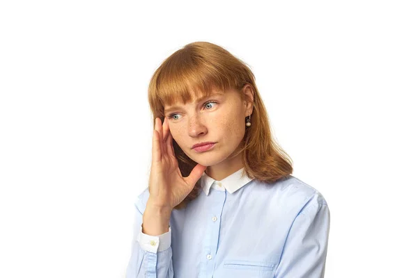 Portret Van Ongelukkige Roodharige Jonge Vrouw Zoek Verbijsterd Teleurgesteld Terwijl — Stockfoto