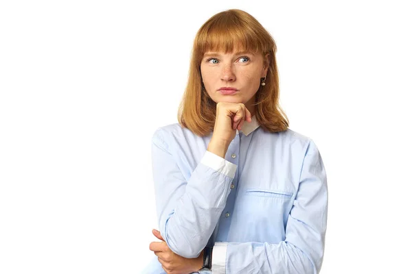 Hermosa Mujer Pelirroja Joven Reflexiva Camisa Azul Posando Aislado Sobre —  Fotos de Stock