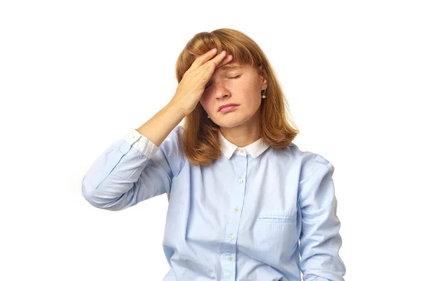 Depressieve Jonge Vrouw Met Gember Haar Sproeten Aanraken Hoofd Met — Stockfoto