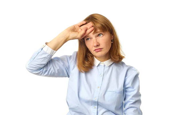 Jonge Vrouw Met Gember Haar Sproeten Die Het Hoofd Raakt — Stockfoto