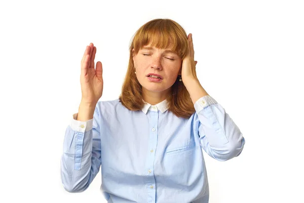 Młoda Kobieta Rudymi Włosami Piegami Dotykającymi Głowy Podczas Bólu Głowy — Zdjęcie stockowe