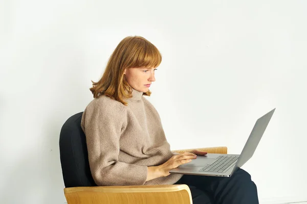 Jovem Com Cabelos Vermelhos Sardas Vestindo Camisola Quente Trabalhando Laptop — Fotografia de Stock