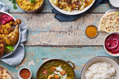 Hint mutfağında tandır tavuğu ile marinelenmiş tikka ve biryani ile marinelenmiş kırmızı mercimek dallı ve pirinç naan palak paneer ve ahşap zemin üzerinde basmati pirinç 