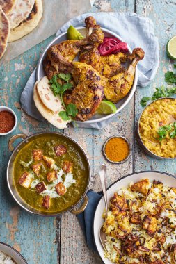 Hint mutfağında tandır tavuğu biryani ve kırmızı körili mercimek pilav naan ve palak paneer basmati pilavı. 