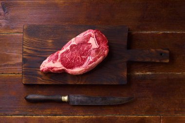Tahta üzerinde siyah angus bifteği ve ahşap arka planda pirzola. 