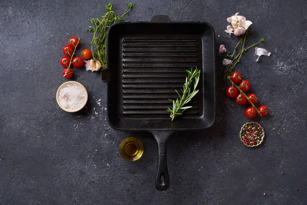 Sartén Hierro Fundido Negro Para Barbacoa Con Tomates Cherry Ajo — Foto de Stock