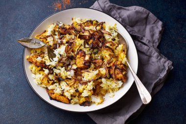 Hint pilavı hyderabadi biryani ve tavuk ve basmati pilavı. Hint mutfağı ve restoran yemeği konsepti 