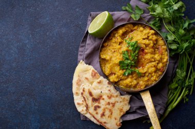 Hindistan kırmızı mercimek körisi çorbası dalında pilav naan ve beton zemin. Vejetaryen Hint yemeği konsepti 