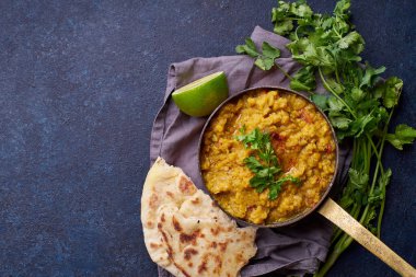 Hindistan kırmızı mercimek körisi çorbası dalında pilav naan ve beton zemin. Vejetaryen Hint yemeği konsepti 