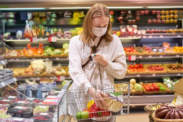 Szőke Hajú Orvosi Védőmaszkot Visel Élelmiszereket Vásárol Szupermarketben Friss Termékeket — Stock Fotó