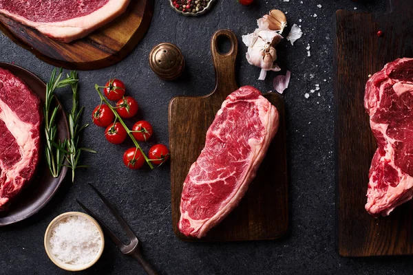 Schneidebretter Mit Ribeye Und Striploin Mit Picanha Und Chuck Roll — Stockfoto