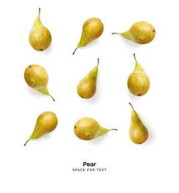 Olgunlaşmış konferans armutlarıyla beyaz arkaplanda izole edilmiş üst görünüm yaratıcı desen, yakın görünüm 