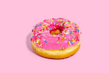 Renkli arka planda tatlı, pembe donut. 