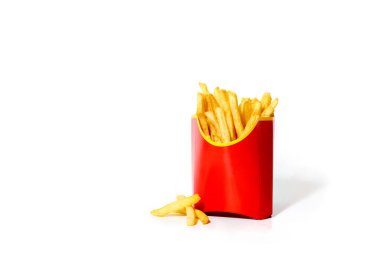 Beyaz arka planda izole edilmiş kutuda kızarmış patates kızartması, ıvır zıvır yiyecek kavramı. 