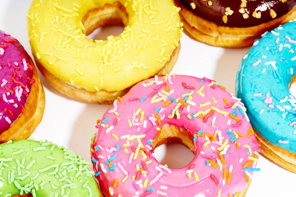 Doce Colorido Rosquinhas Vidradas Fundo Branco Junk Food Vista Superior — Fotografia de Stock