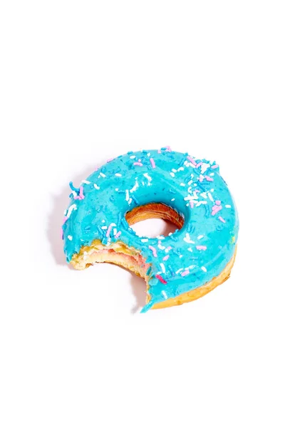 Doce Donut Vidro Azul Mordido Lado Isolado Fundo Branco — Fotografia de Stock