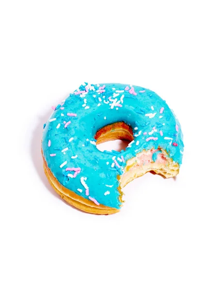 Doce Donut Vidro Azul Mordido Lado Isolado Fundo Branco — Fotografia de Stock