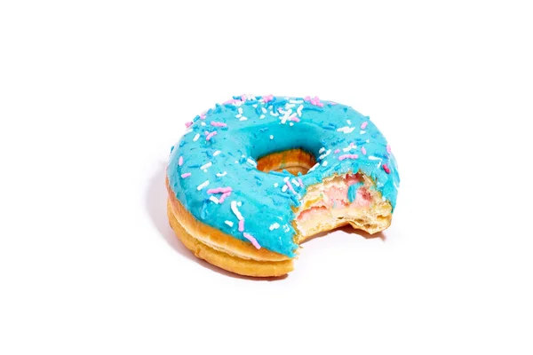 Doce Donut Vidro Azul Mordido Lado Isolado Fundo Branco — Fotografia de Stock