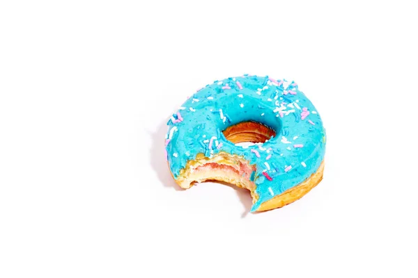 Zoete Blauwe Geglazuurde Donut Gebeten Van Een Kant Geïsoleerd Witte — Stockfoto