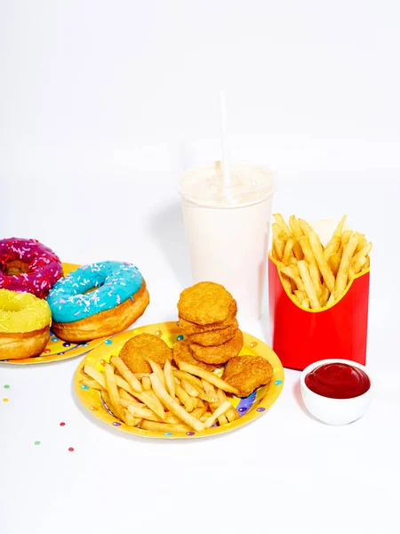 Batatas Fritas Com Nuggets Frango Donuts Vidro Doce Com Bebida — Fotografia de Stock