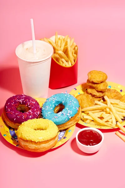 Batatas Fritas Com Nuggets Frango Donuts Vidro Doce Com Bebida — Fotografia de Stock